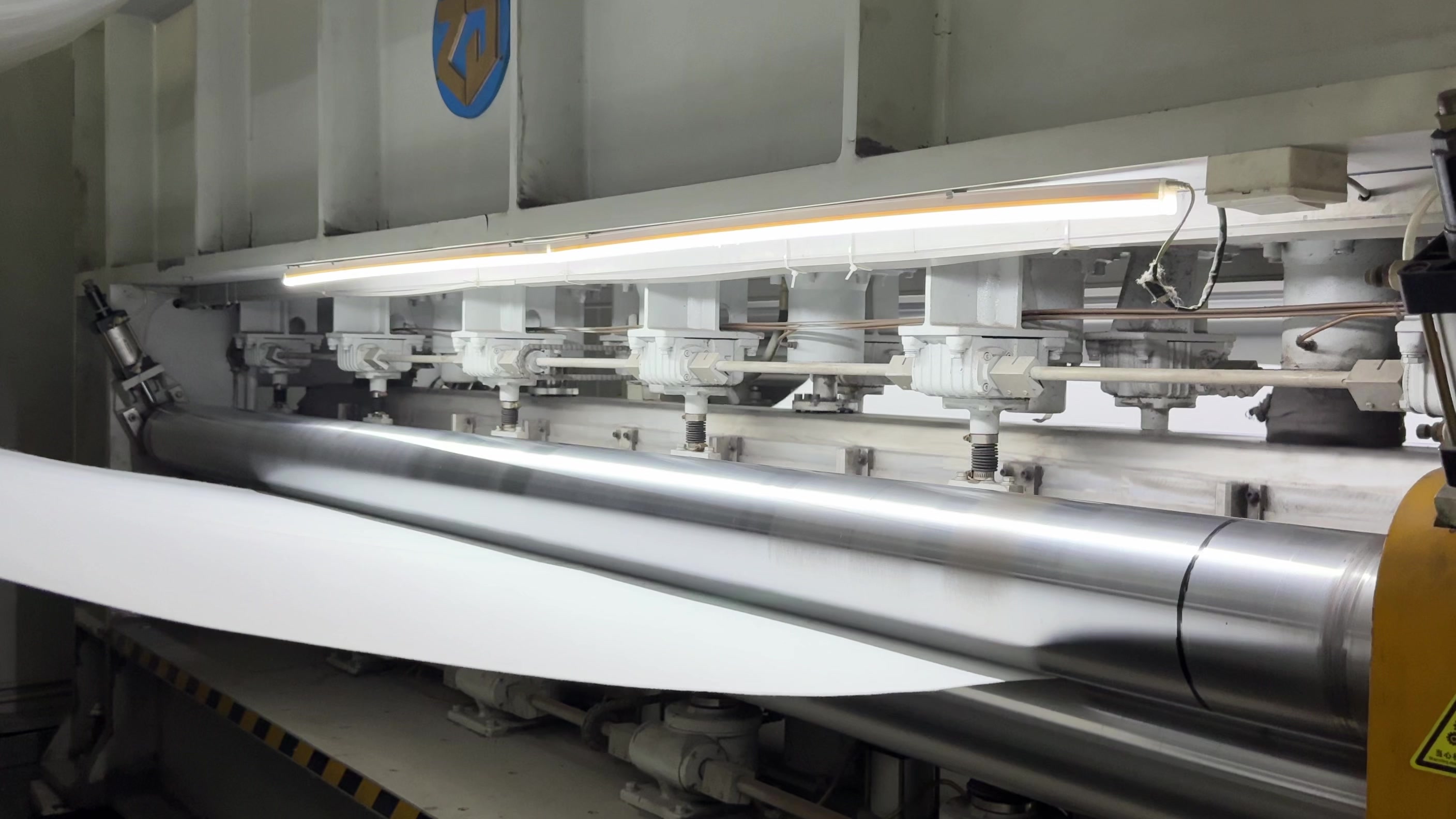 本厂白色幅材经过加工设备金属辊